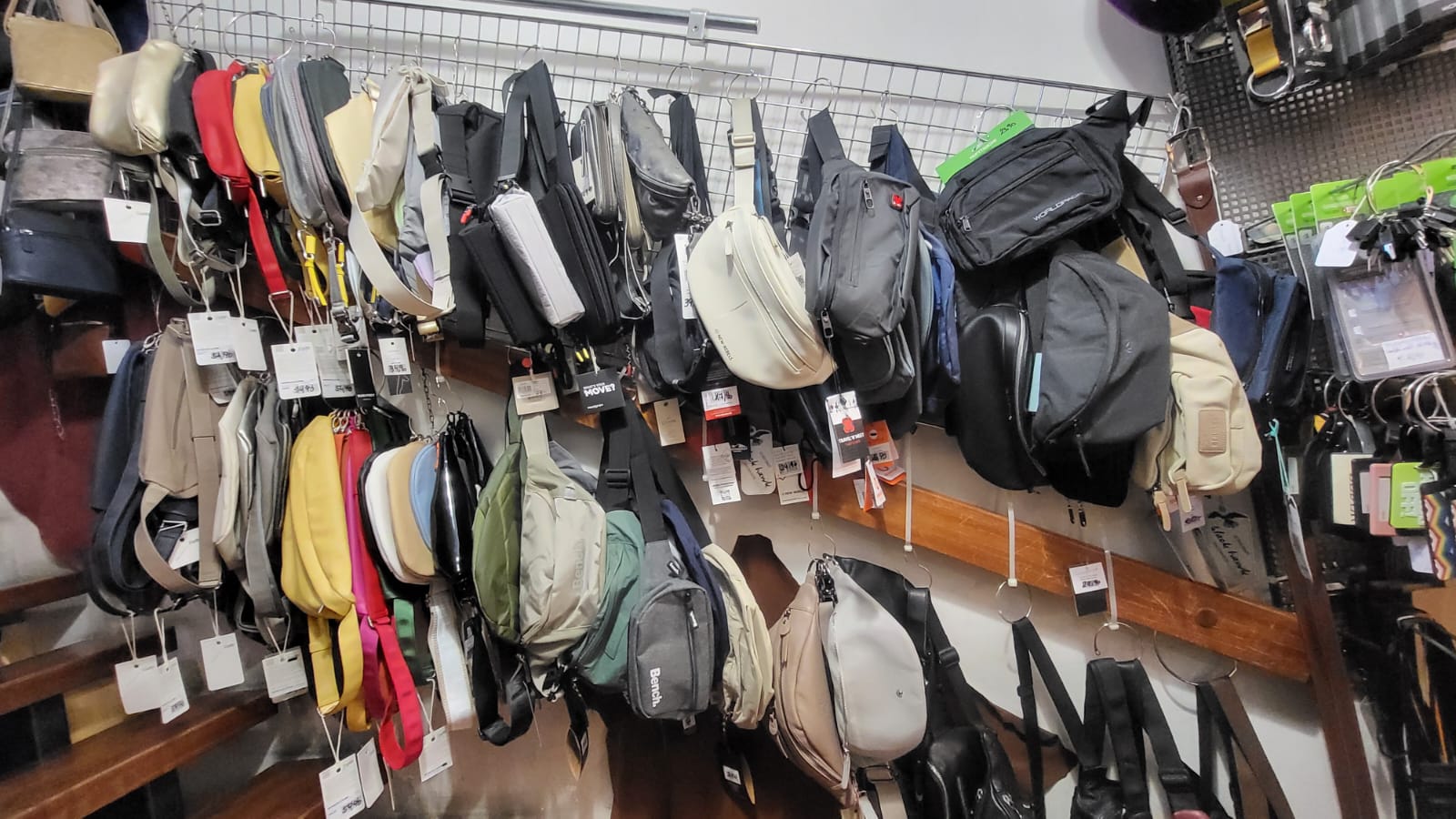 Auswahl an Bauchtaschen an der Wand bei in-bag