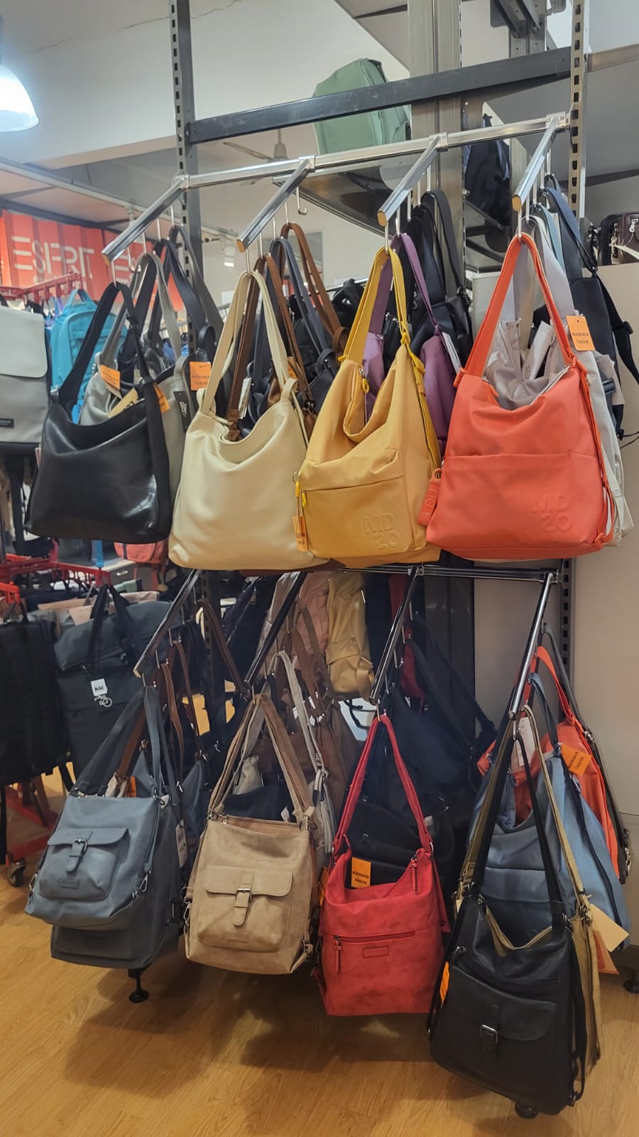 Bunte Schultertaschen am Ständer im Geschäft in-bag