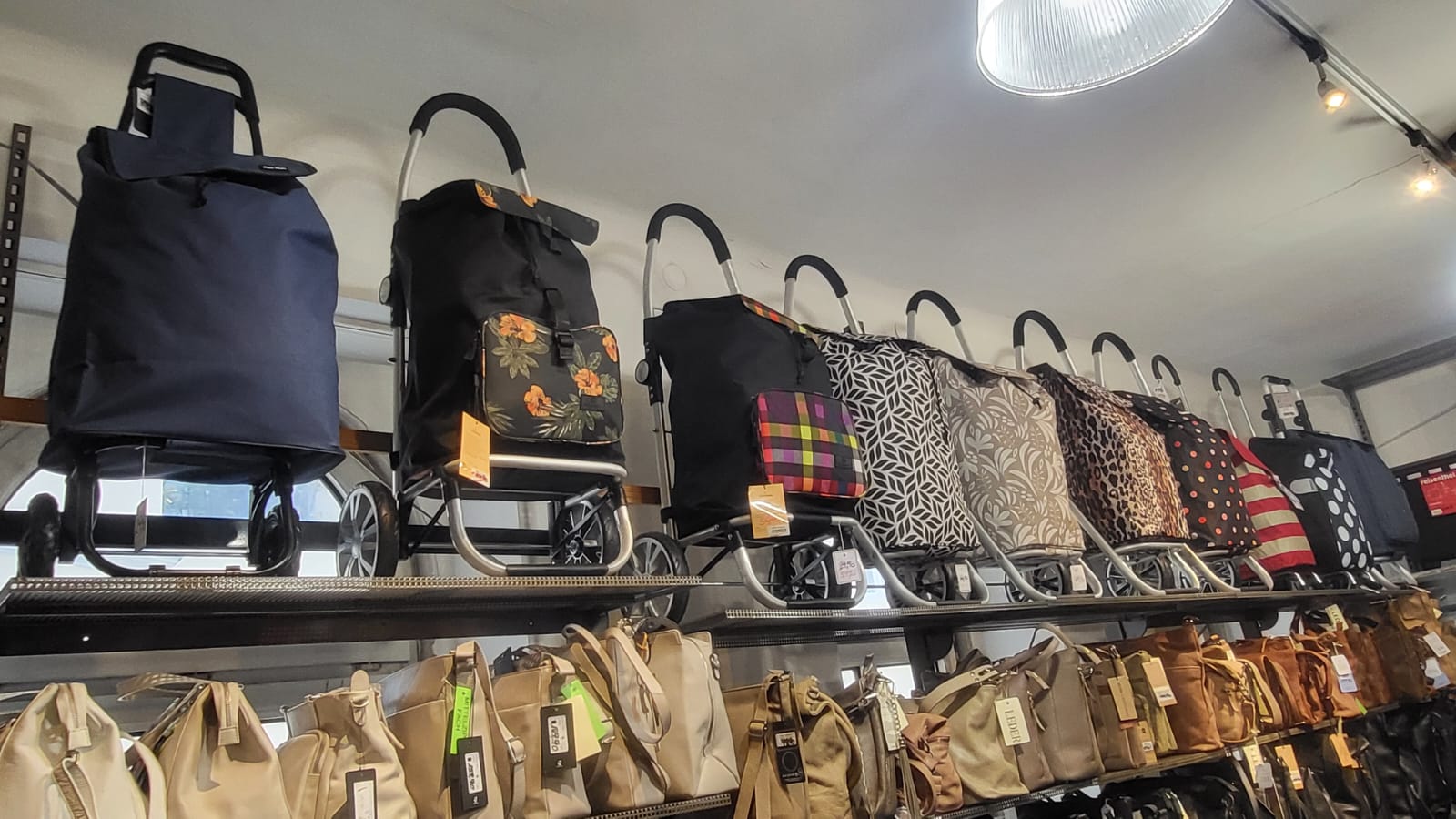 Einkaufstrolleys im Regal bei in-bag 1070 Wien