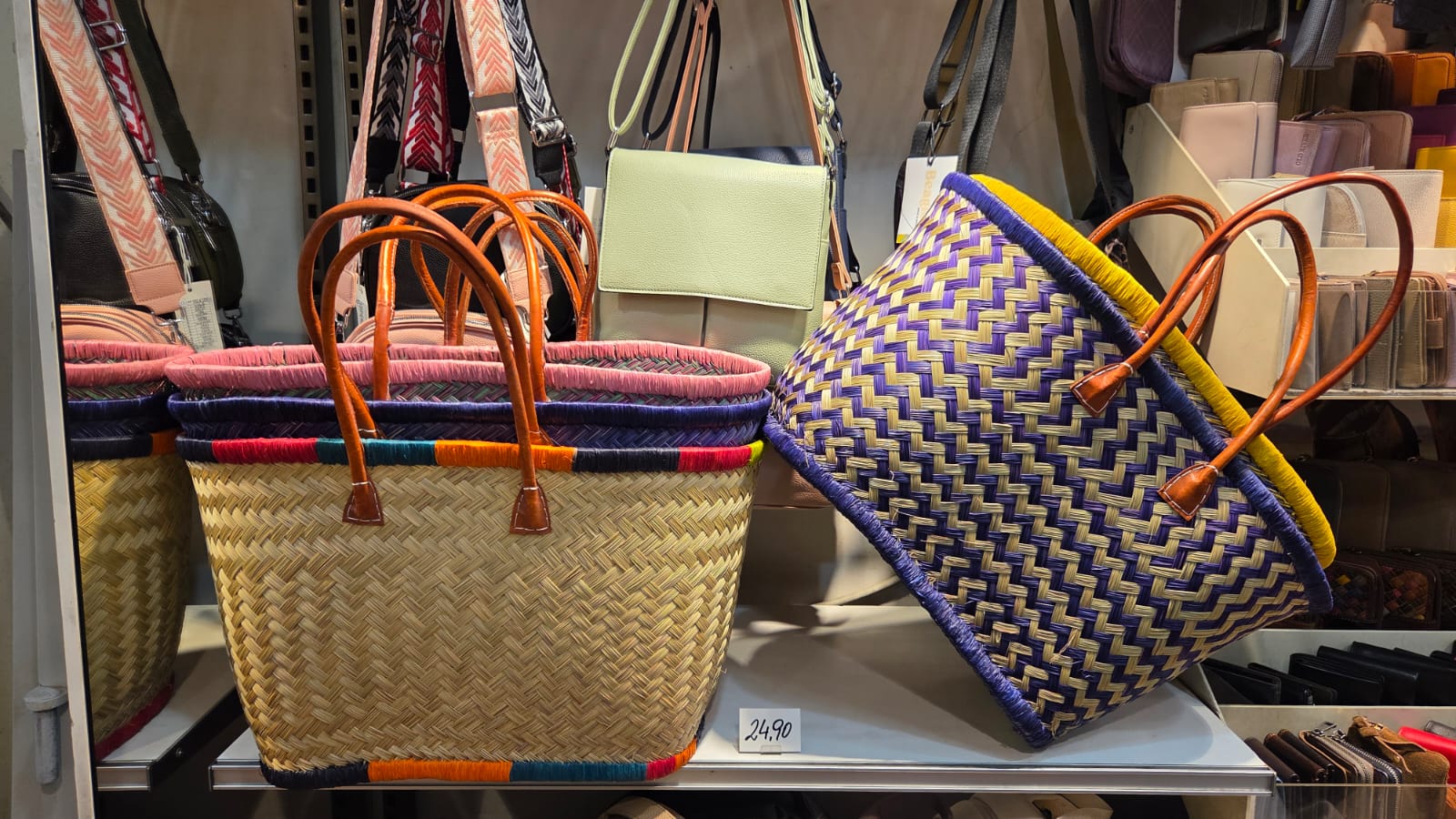 Bunte geflochtene Korbtaschen und Strandtaschen bei in-bag Wien