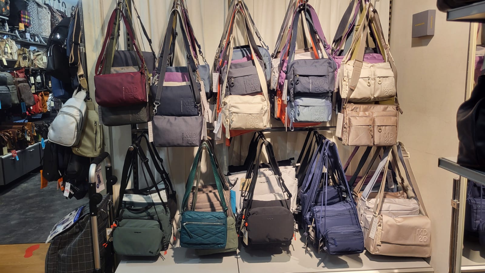 Mandarina Duck MD20 Taschen in Reihe bei in-bag Wien