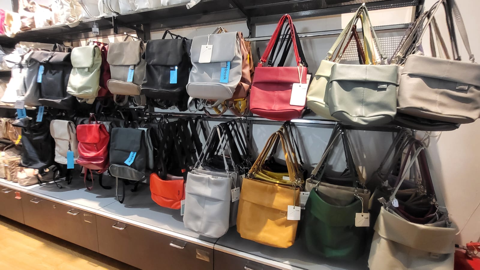 Verschiedene Rucksackvarianten im Taschengeschäft in-bag