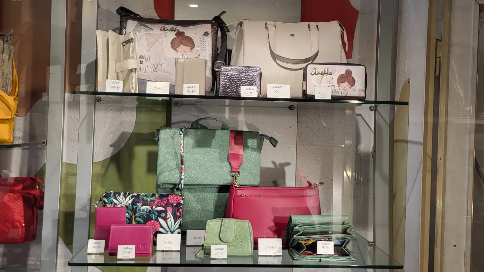 Anekke Taschen und bunte Geldbörsen im Schaufenster bei in-bag Wien