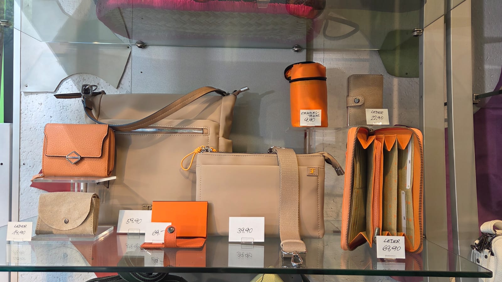 Beige und orange Ledertaschen und Geldbörsen bei in-bag Wien