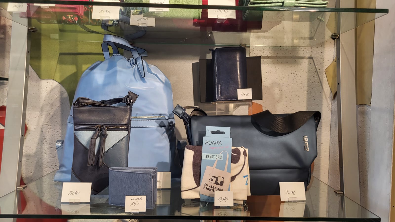 Blaue Rucksäcke und Taschen im Schaufenster von in-bag Mariahilfer Straße