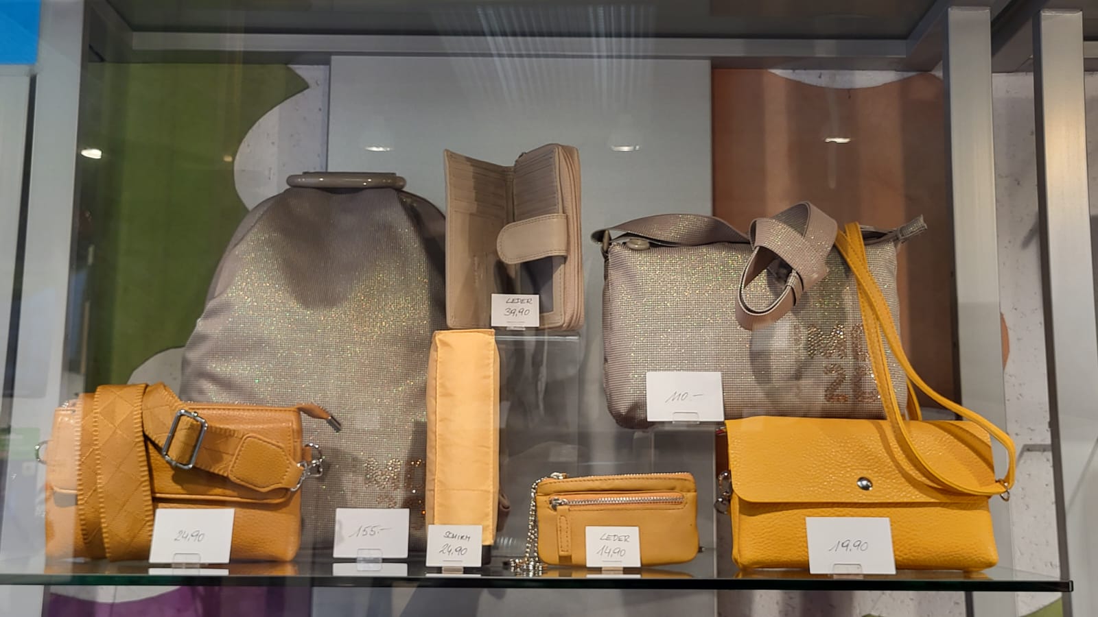 Goldene Glitzer-Taschen und gelbe Lederwaren bei in-bag Wien