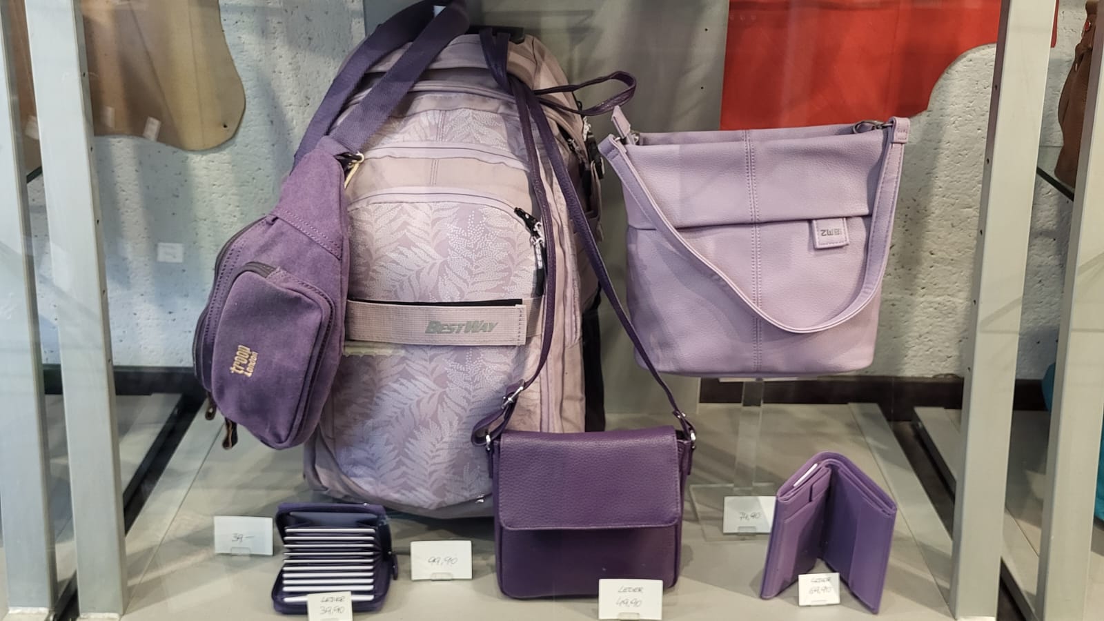 Schaufenster mit lila Taschen, Rucksack und Geldbörsen bei in-bag Wien
