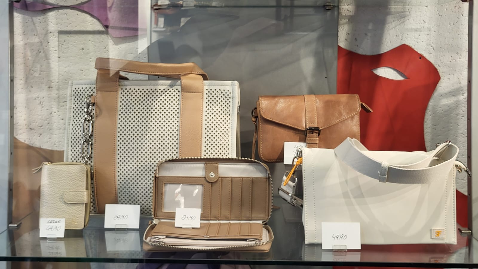 Beige und braune Lederhandtaschen im Schaufenster bei in-bag Wien