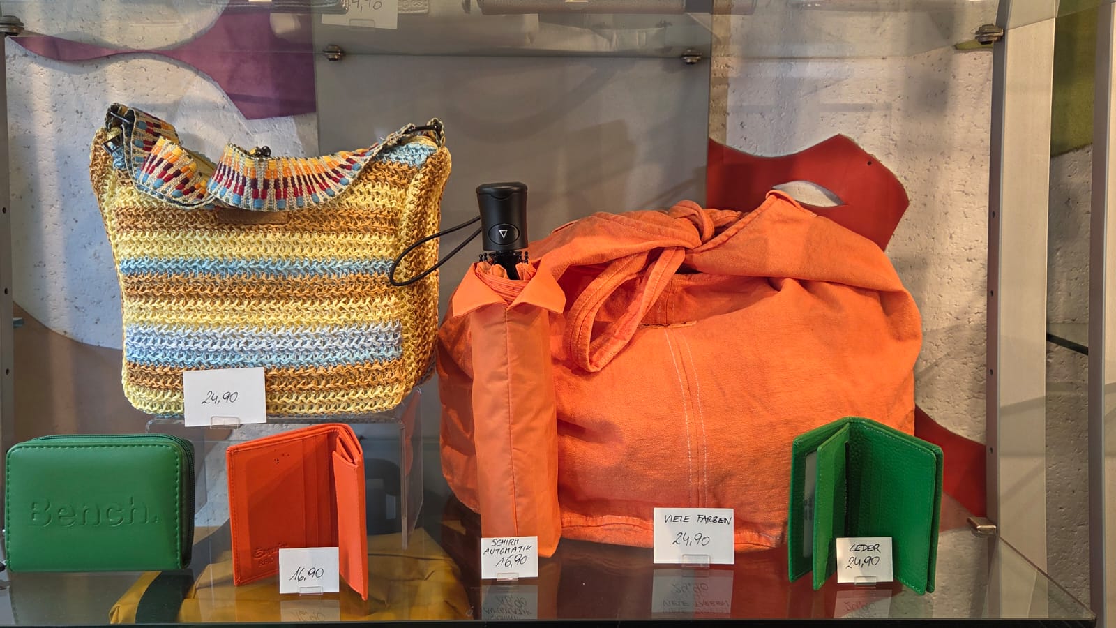 Bunte Strandtasche, Schirm und grüne Bench Geldbörse bei in-bag Wien