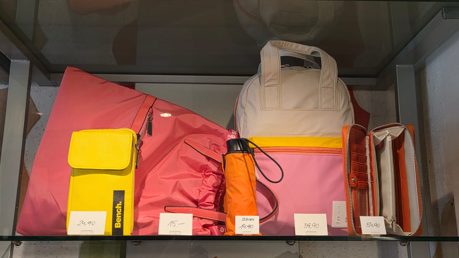 Pinke Bench Tasche und bunte Accessoires im Schaufenster von in-bag