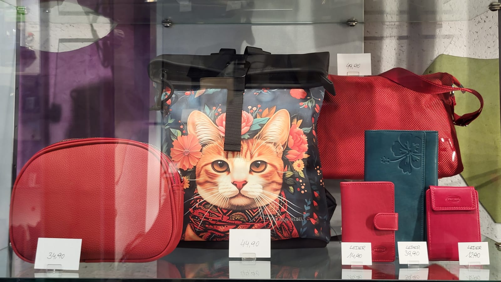 Rote Taschen und Geldbörsen mit Katzen-Motiv bei in-bag Wien