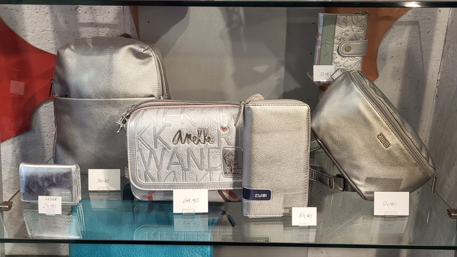 Silberne Taschen und Anekke Accessoires im Schaufenster von in-bag