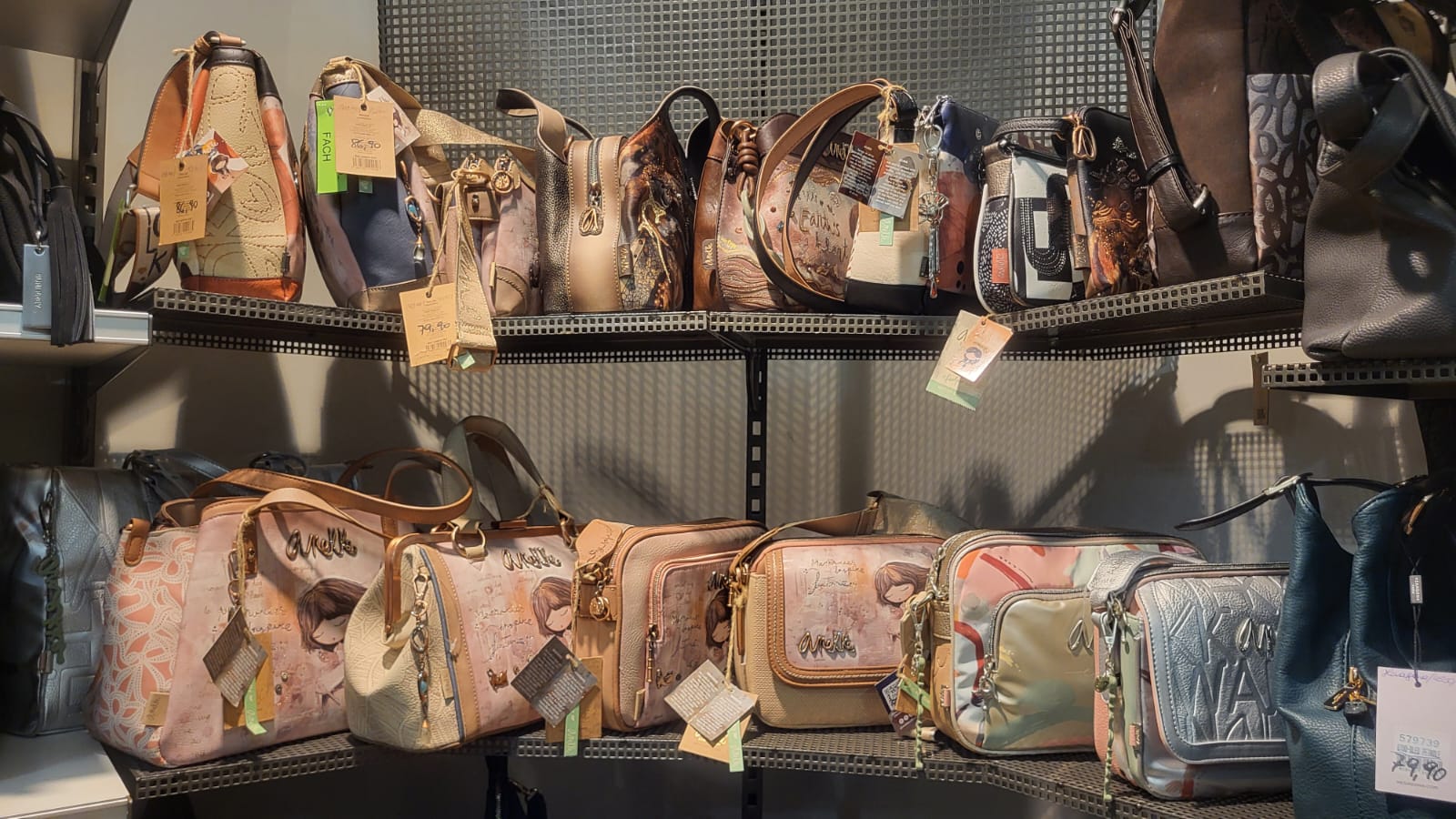 Detailansicht gemusterter Handtaschen bei in-bag